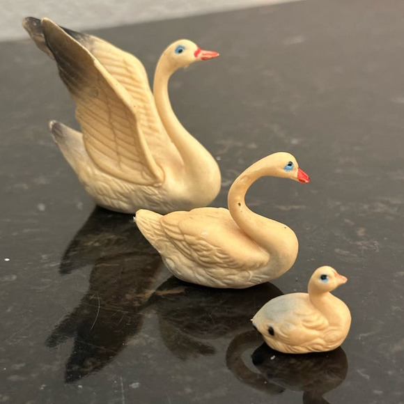 Vintage Miniature Celluloid Family of 3 Swans Set-Rare! - Picture 2 of 7